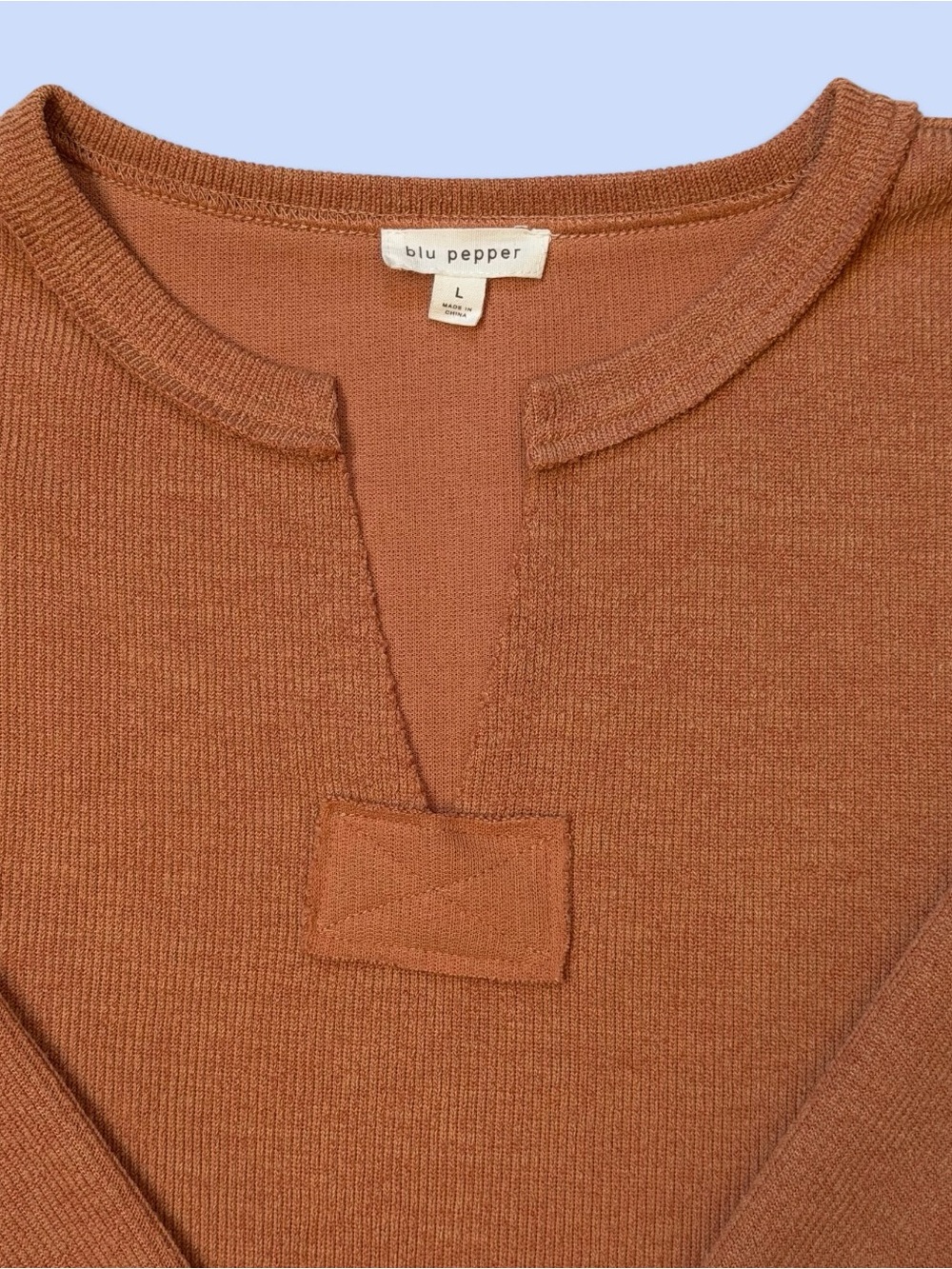 Blu Pepper Terracotta Ribbed Knit Notched V-Neck Top Pullover Sweater Size L - Picture 4 of 13